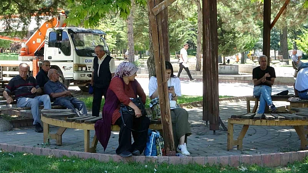 Sıcaktan kaçan Malatyalılar çareyi ağaç gölgelerinde buldu