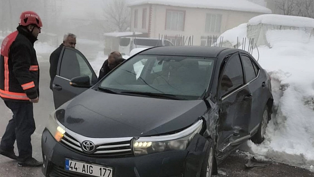Malatya'da sis ve buzlanma kazaya neden oldu: Muhtar Sarıbaş hastaneye kaldırıldı