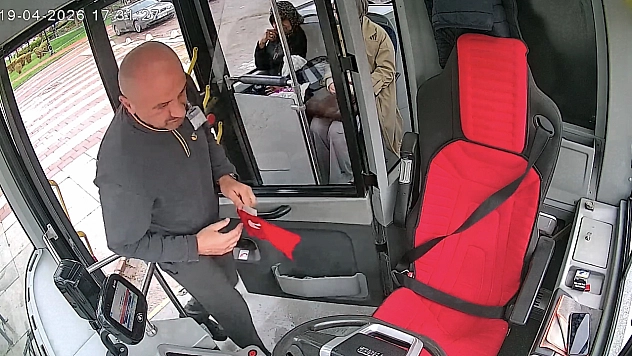 Malatya'da şoförden duygulandıran hareket: Bayrak için trafiği durdurdu!