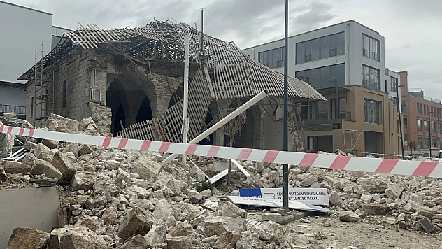 Malatya'da Tarihi Caminin Duvarı Çöktü: 1 Yaralı, O Anlar Kamerada