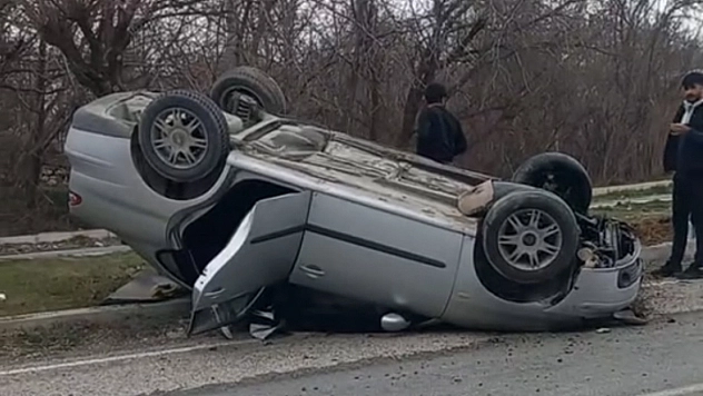 Malatya'da Tek Taraflı Kaza: Ters Dönen Otomobildeki 3 Kişi Şans Eseri Sağ