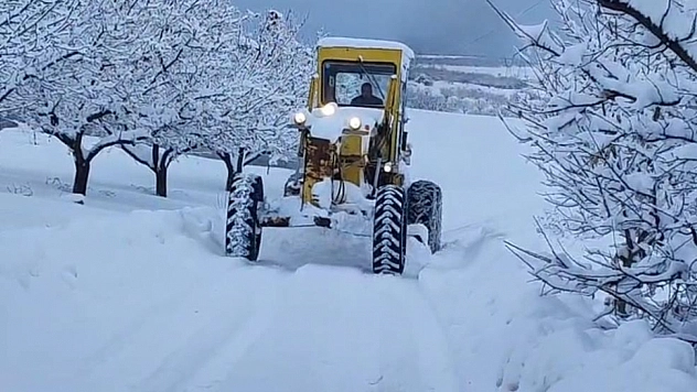 Malatya'da tipi ve karla mücadele sürüyor: Belediye ekipleri 7/24 sahada