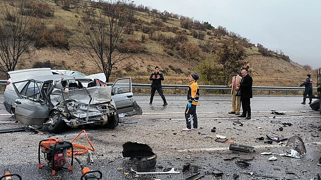 Tır otomobili biçti 2 ölü