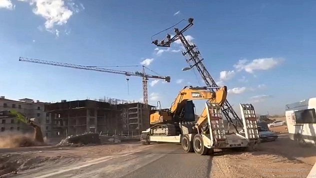 Malatya'da tır elektrik direğine çarptı