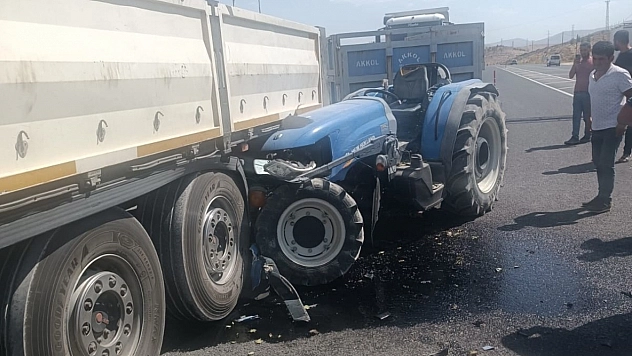 Malatya'da tır ile çarpışan traktörün sürücüsü yaralandı