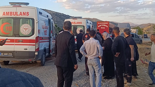 Tır ile otomobil çarpıştı 5 yaralı