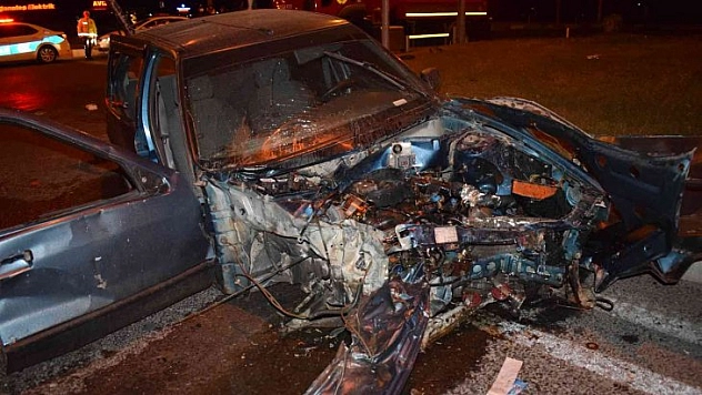 Tır otomobili biçti: 1'i ağır 3 yaralı