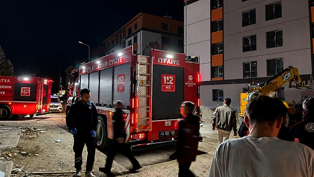 Malatya'da TOKİ Şantiyesinde Maaş Krizi: İşçiler Çatıya Çıktı!