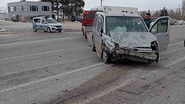 Malatya'da İki Otomobil Çarpıştı: 2 Yaralı