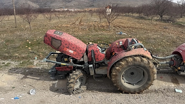 Malatya'da Trafik Kazası: Kontrolden Çıkan Traktör Yan Yattı