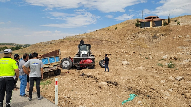 Malatya'da traktör şarampole devrildi: 2 Yaralı