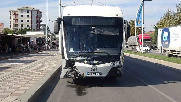 Trambüs otomobile çarptı! 5 yaralı