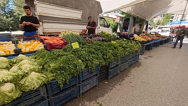Malatya'da vatandaşlar pazar tezgahına uzaktan baktı!