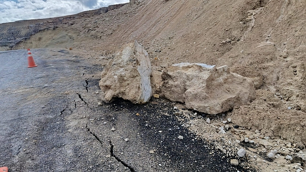 Malatya'da vatandaşlar tedirgin: Yol çatlakları büyüyor, çökme başladı