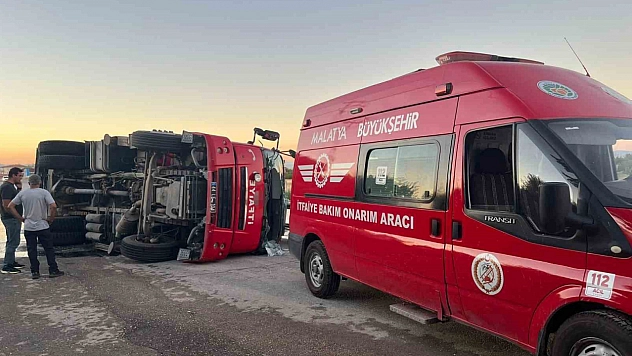 Yangın ihbarına giden itfaiye aracı devrildi