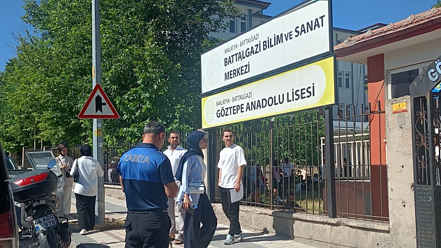 Malatya'da yanlış okula giden genç kızın yardımına zabıta yetişti!