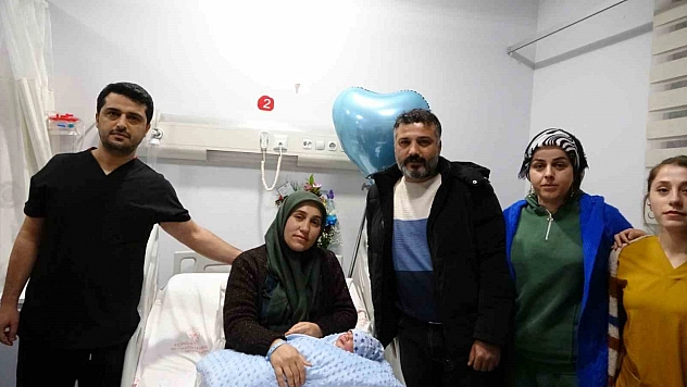 Yeni yılın ilk bebeği 00.08'de dünyaya geldi