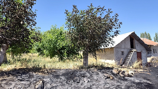 Malatya'da yerleşim yerine yakın yangın korkuttu