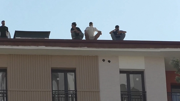 Malatya'da yine maaş krizi: 8 işçi çatıya çıktı!