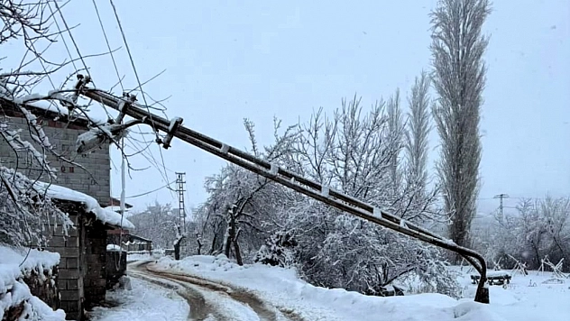 Malatya'da yoğun kar elektrik direğini yıktı, yol kapatıldı