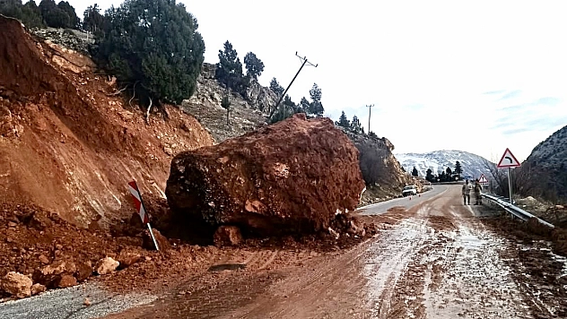 Malatya'da toprak kaydı, facianın eşiğinden dönüldü! Yol trafiğe kapatıldı