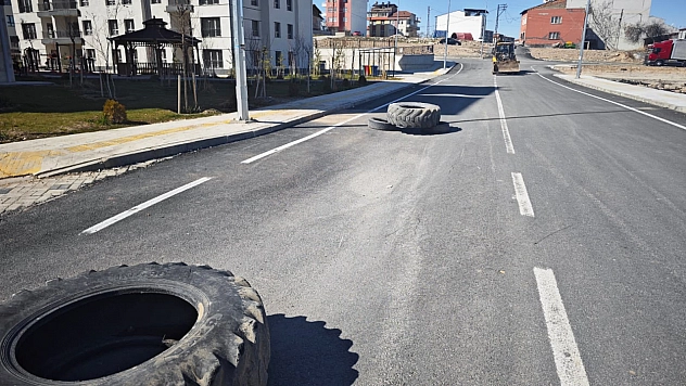 Malatya'da Yol 2 Ayda Çöktü| Çukuru Lastikle Kapattılar, Sorumlusu Kim?