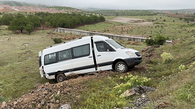 Malatya'da Minibüs Şarampole Uçtu, O Anlar Kameraya Böyle Yansıdı