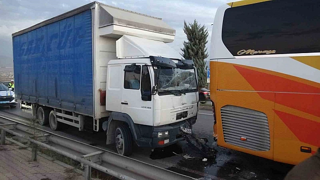 Malatya'da feci kaza: Otobüs ve kamyon çarpıştı!