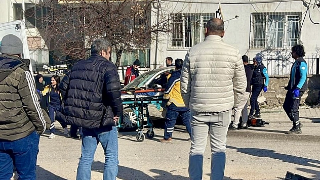 Malatya'da Yolcu Otobüsü İle Otomobil Çarpıştı: 3 Yaralı
