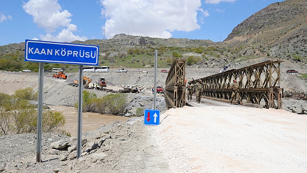 Malatya'dan gidip Hakkari'de köprü kurdu