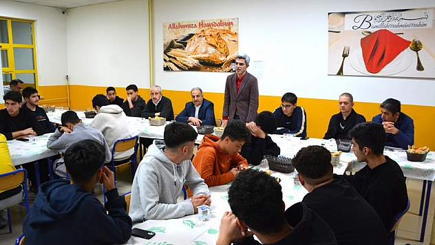 Bakır, ilk sahurunu öğrencilerle yaptı