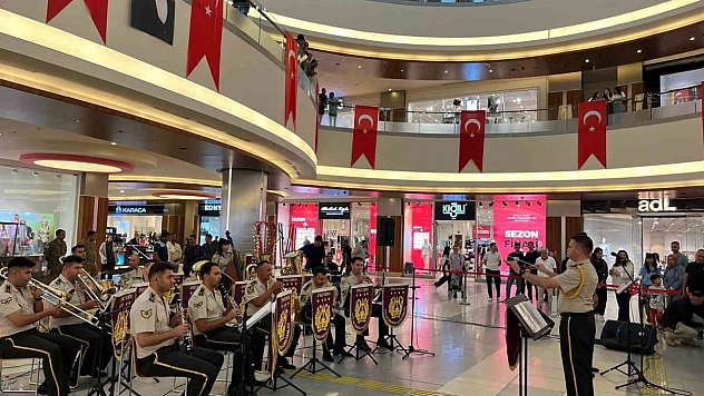 AVM'de Gaziler Günü konseri