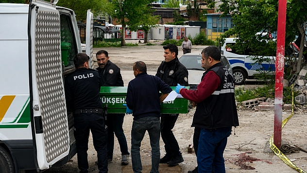 Malatya'da feci ölüm: Direğe çıktı, metrelerce yüksekten yere çakıldı!