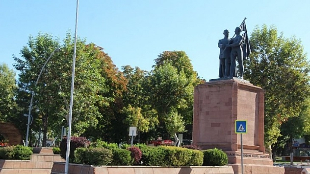 Yeni bir meydan ve tören alanı