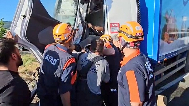Malatya yolunda iki tır kafa kafaya çarpıştı: Kabinde sıkışan sürücü için ekipler seferber oldu