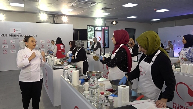Malatyalı depremzede kadınlar Kızılay atölyesinde şeflerle buluştu