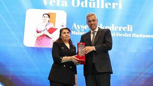 Malatyalı hemşire Ayşe Tekedereli'ye 'Yılın Hemşiresi' ödülü verildi