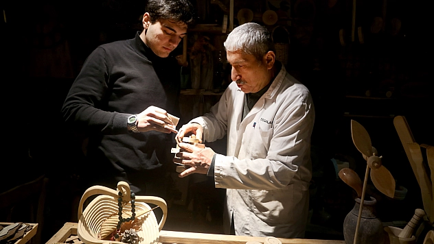 Malatyalı Mikail usta ahşabı sanata çeviriyor