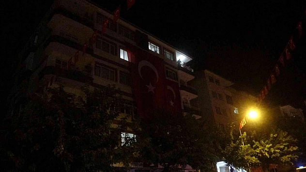 Şehidin evine dev Türk bayrağı