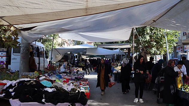 Malatyalılar uygun fiyat peşinde! Pazarda sebze fiyatları yüz güldürdü, meyve tezgâhları yine cep yaktı