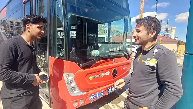 Malatyalıların yolculuğuna renk kattı: Otobüste türkü ziyafeti....