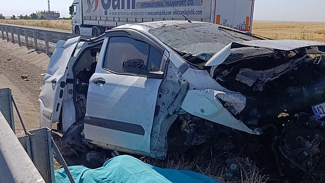 Mardin'de otomobil refüje çarptı: 1 ölü, 2 yaralı