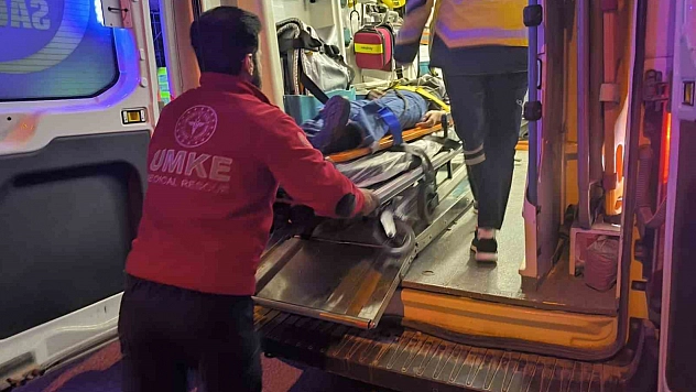 Otomobil yolda yürüyen 3 kişiye çarptı