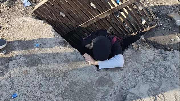 Mazgalın üzerine basan öğrenci çukura düştü