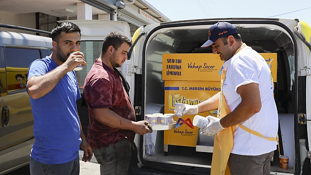 Mersin'de emekçilere 120 bin bardak limonata dağıtıldı