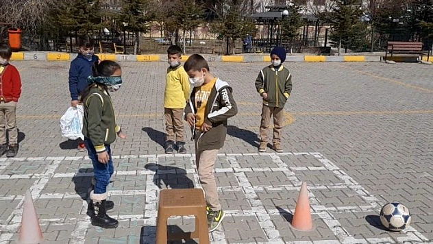 Mesafeli de oyun oynarım