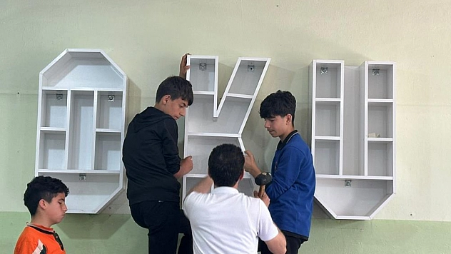 Meslek lisesi öğrencilerinden köy okullarına kitaplık desteği