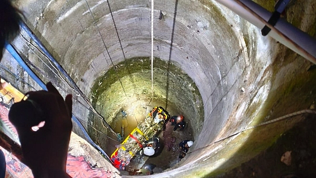 Metrelerce derinlikteki kuyuya düşen genç operasyonla kurtarıldı