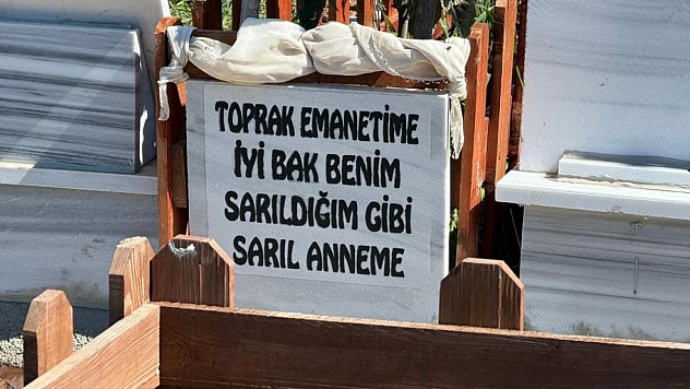 Mezar taşlarındaki her bir yazı hüzne boğuyor