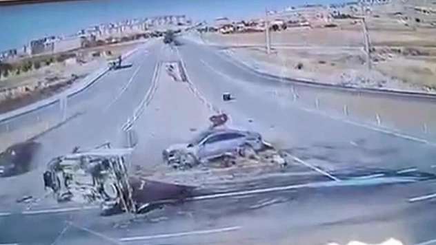 MHP'li vekilin yaralandığı kaza kamerada